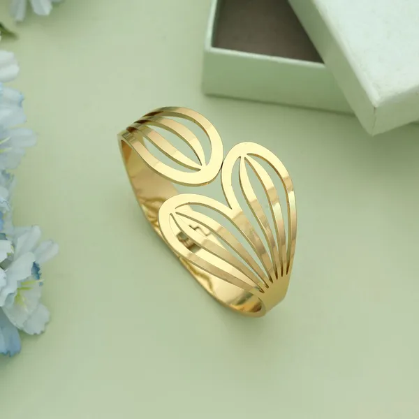 Elegant_Gold-Plated_Leaf_Design_Bracelet