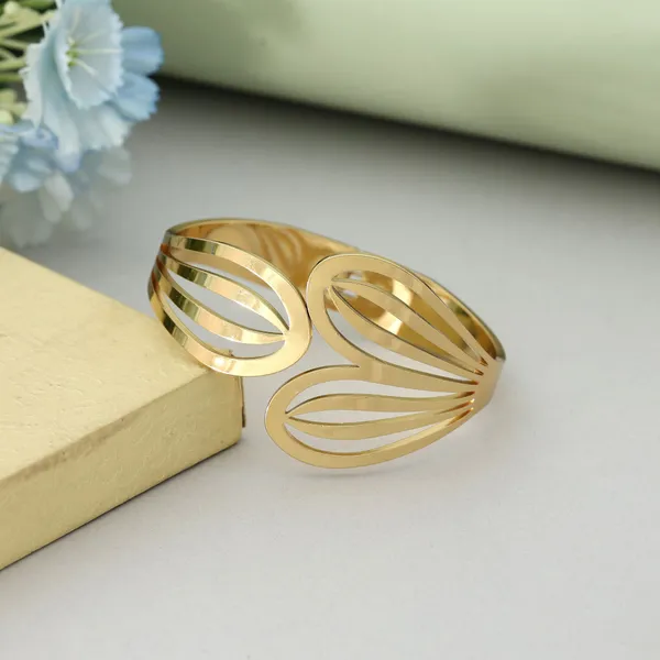 Elegant_Gold-Plated_Leaf_Design_Bracelet