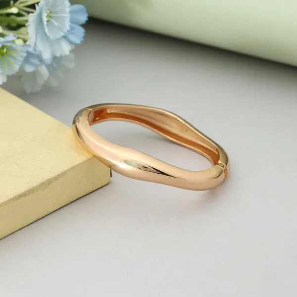 Gold_Elegant_Minimalist_Bangle_for_Women_&_Girls