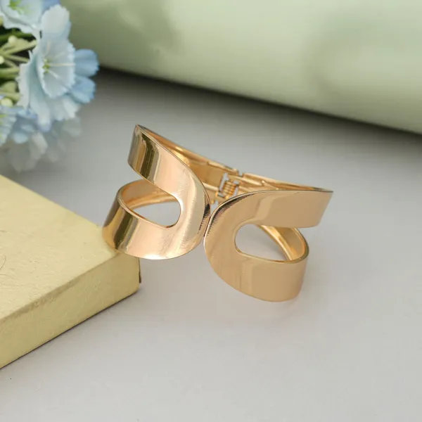 Golden_Modern_Open_Band_Bracelet
