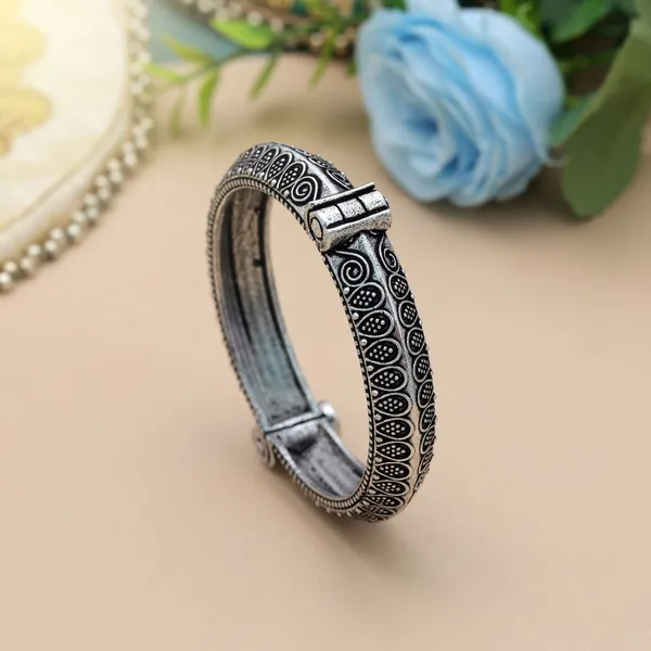 Oxidized_Silver_Kada_Bangle_with_Traditional_Floral_&_Paisley_Engraved_Design_for_Women