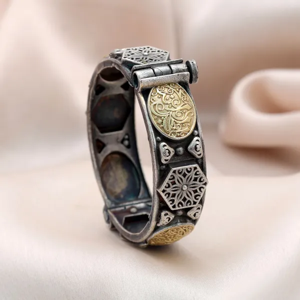 gold_silver_color_two_tone_oxidised_openable_bracelet_Paisley_Engraved_Design_for_Women