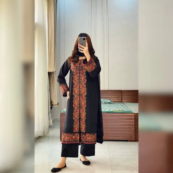 Black_Georgette_Straight_Floral_Embroidered_Kurta_Set_With_Dupatta_For_Women