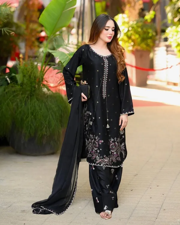 Black_Crepe_Silk_Straight_Floral_Embroidered_Kurta_Set_For_Women