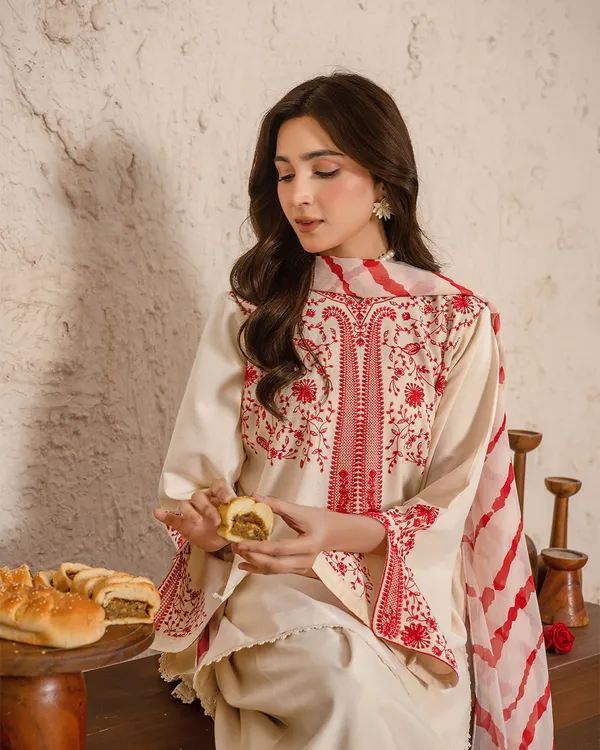 Cream_Crepe_Silk_Straight_Floral_Detail_Kurta_Set_For_Women