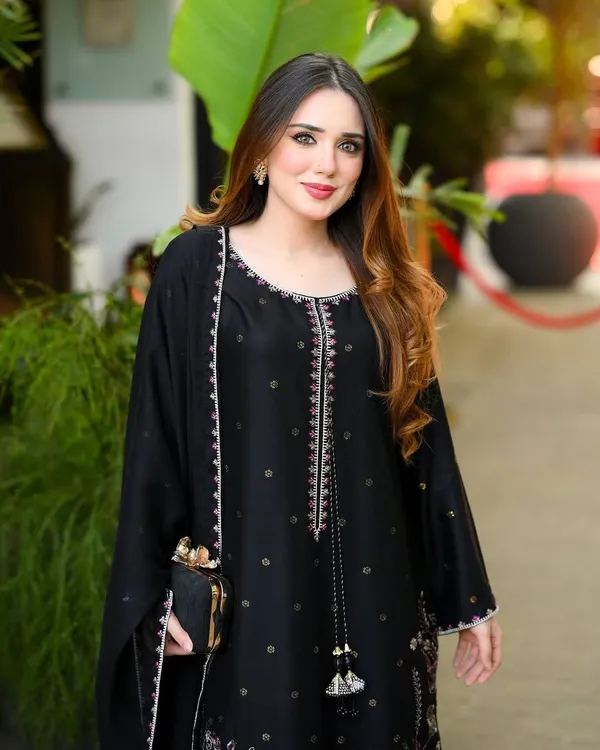 Black_Crepe_Silk_Straight_Floral_Embroidered_Kurta_Set_For_Women