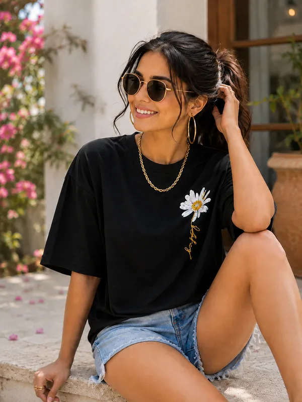 Black_Oversized_Fit_Graphic_T-Shirt_For_Women