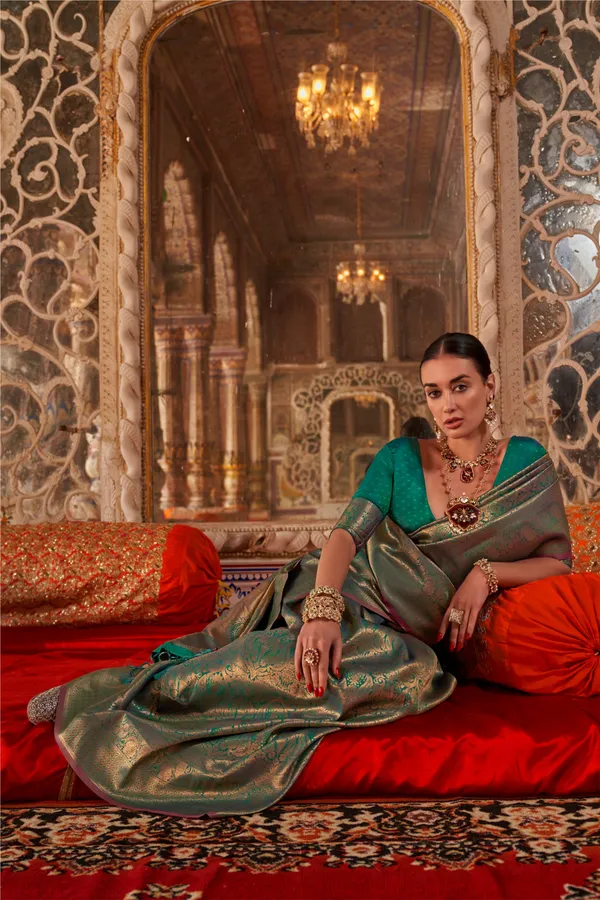 Elegant_Olive_Green_Kanjivaram_Silk_Saree_With_Gold_Zari_Weaving_Kanjivaram_Saree_Silk_Saree