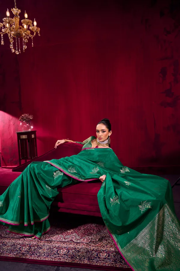 Emerald_Green_Soft_Silk_Saree_For_Women_With_Zari_Weaving_Border_Banarasi_Saree_Silk_Saree