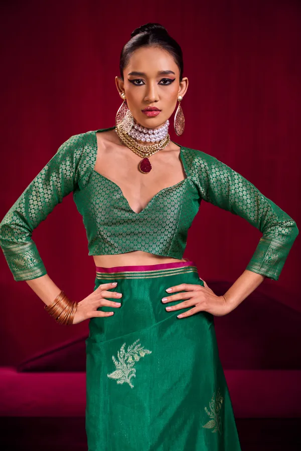 Emerald_Green_Soft_Silk_Saree_For_Women_With_Zari_Weaving_Border_Banarasi_Saree_Silk_Saree