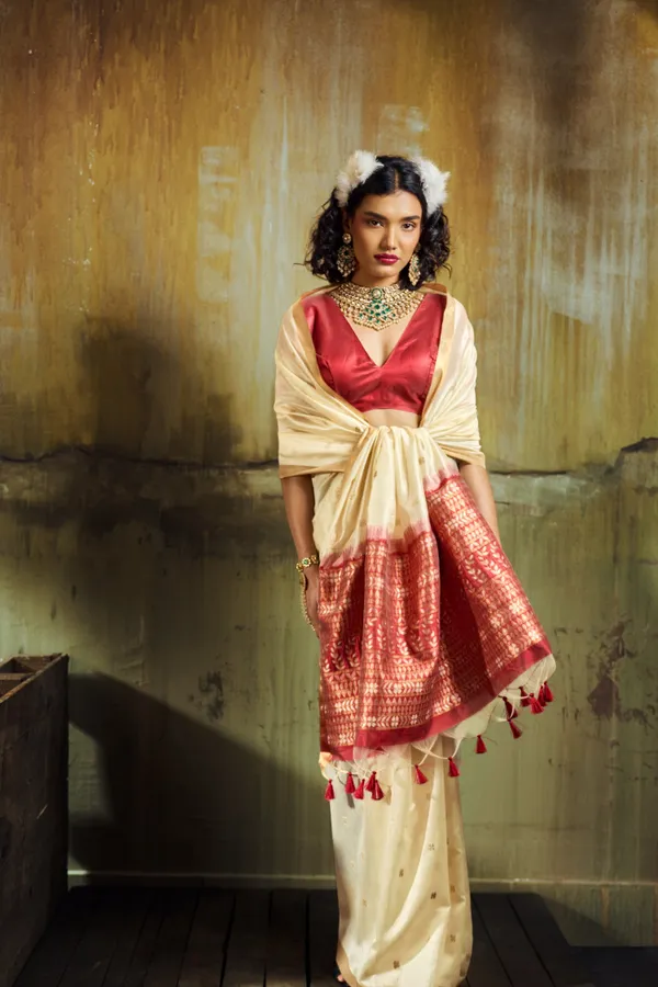 Elegant_Off_White_Silk_Saree_With_Zari_Butta_And_Contrast_Maroon_Pallu_Default_Title