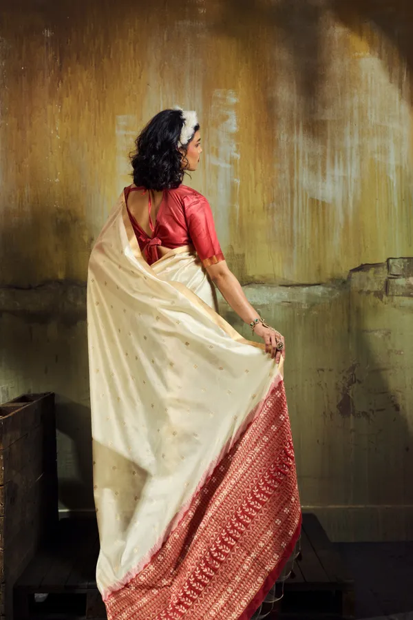 Elegant_Off_White_Silk_Saree_With_Zari_Butta_And_Contrast_Maroon_Pallu_Default_Title
