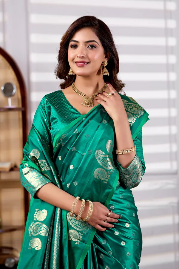 Emerald_Green_Banarasi_Kanjivaram_Silk_Saree_With_Rich_Zari_Work_Default_Title