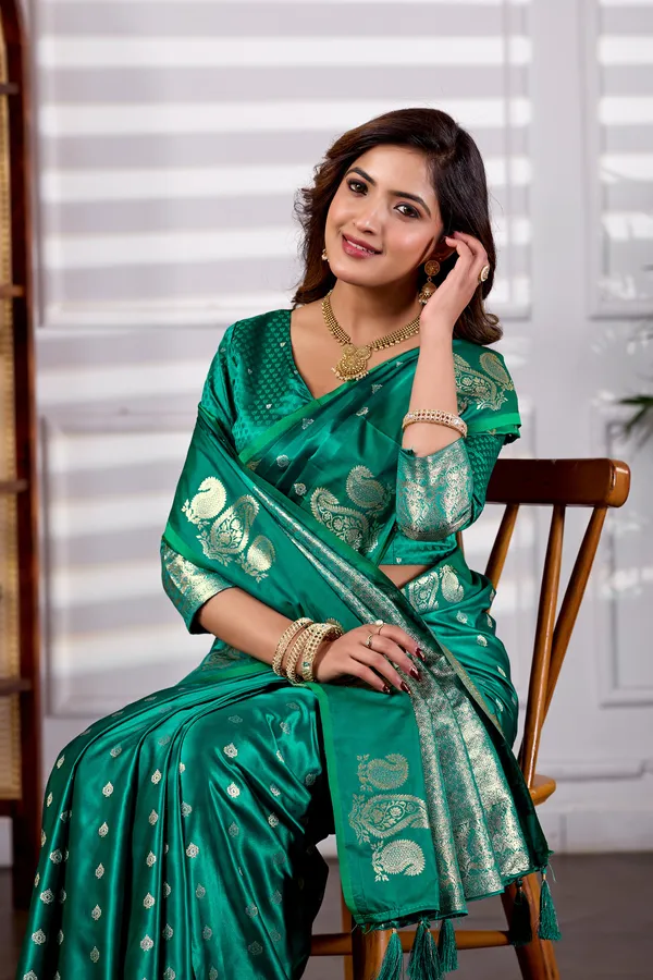 Emerald_Green_Banarasi_Kanjivaram_Silk_Saree_With_Rich_Zari_Work_Default_Title