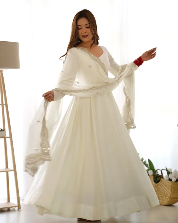 Roman_Silk_Chanderi_Fully_Flared_Anarkali_Set_With_Embroidered_Dupatta_White