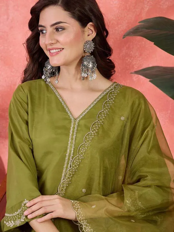 Elegant_Zari_Embroidered_Silk_Blend_Anarkali_Set_Mendi
