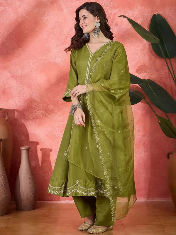 Elegant_Zari_Embroidered_Silk_Blend_Anarkali_Set_Mendi