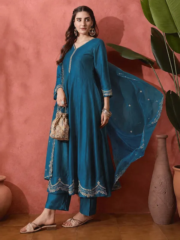 Elegant_Zari_Embroidered_Silk_Blend_Anarkali_Set_Morepich