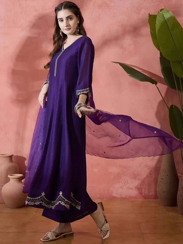 Elegant_Zari_Embroidered_Silk_Blend_Anarkali_Set_Purple