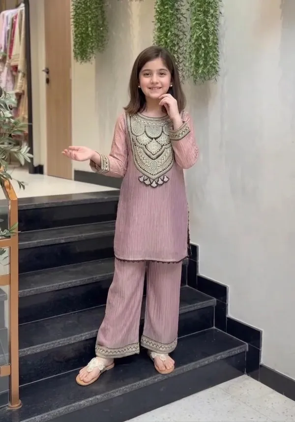Kids_Wear_girls_oonion_crunchy_fabric_Attarctive_3_Pis_primium_embrodery_work_kurti_set_with_duptta______