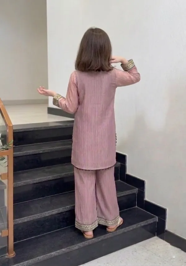 Kids_Wear_girls_oonion_crunchy_fabric_Attarctive_3_Pis_primium_embrodery_work_kurti_set_with_duptta______