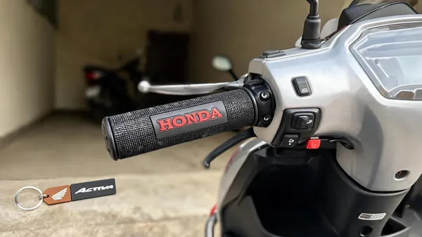 Multicolor_Tempered_Glass_Silicone_Handle_Bar_Grip_Bike_Display_Screen_Guard_Honda_Bike_And_Scooter__Pack_Of_2