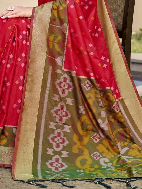 Red_Mehendi_Green_Pochampalli_Soft_Silk_Ikat_Woven_Saree_For_Women
