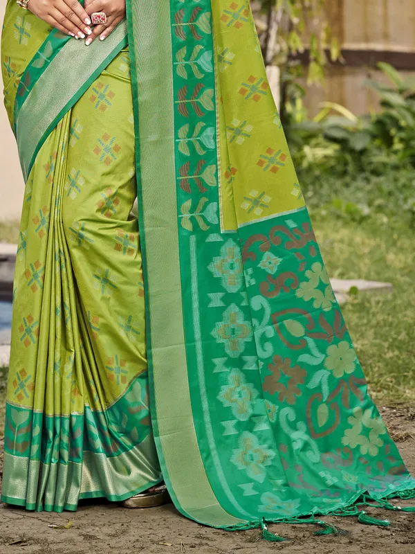 Light_Green_Pochampalli_Soft_Silk_Ikat_Woven_Saree_For_Women
