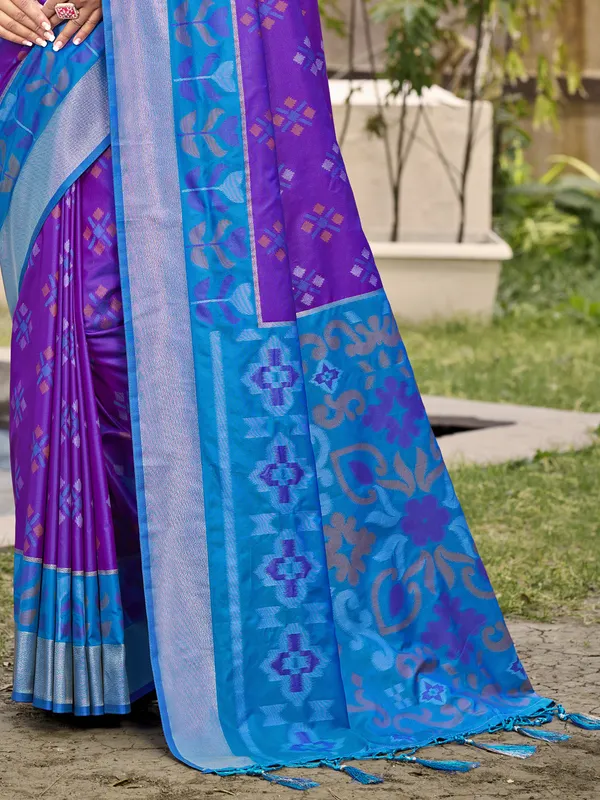 Violet_Sky_Blue_Pochampalli_Soft_Silk_Ikat_Woven_Saree_For_Women