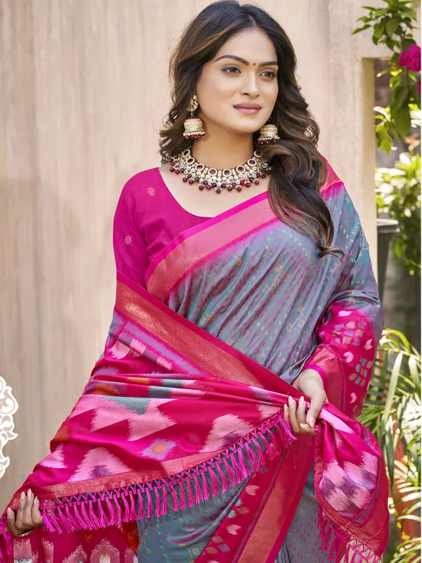 Grey_Magenta_Pochampalli_Soft_Silk_Ikat_Woven_Pallu_Saree_For_Women