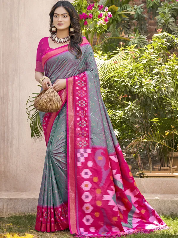Grey_Magenta_Pochampalli_Soft_Silk_Ikat_Woven_Pallu_Saree_For_Women