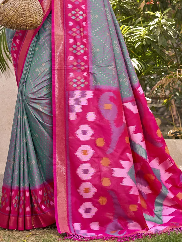 Grey_Magenta_Pochampalli_Soft_Silk_Ikat_Woven_Pallu_Saree_For_Women