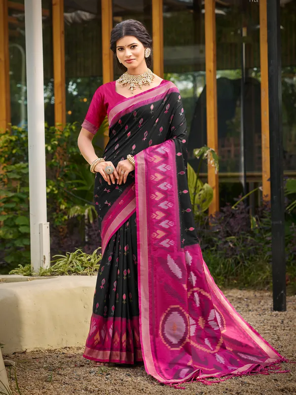 Black_Pochampalli_Silk_Woven_Saree_For_Women