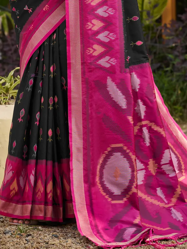 Black_Pochampalli_Silk_Woven_Saree_For_Women