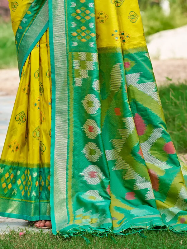 Mustard_Yellow_Pochampalli_Silk_Traditional_Woven_Saree_For_Women