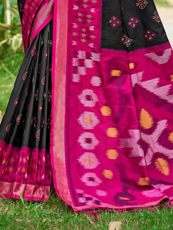 Black_Pochampalli_Silk_Woven_Saree_For_Women