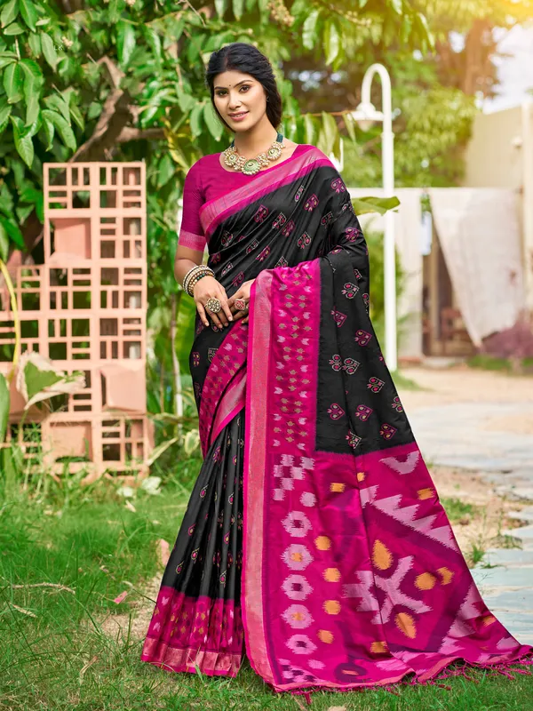 Black_Pochampalli_Silk_Woven_Saree_For_Women