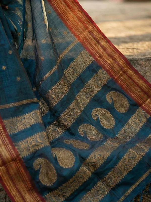 Teal_Blue_Silk_Blend_Zari_Border_Butti_Woven_Pallu_Saree_For_Women