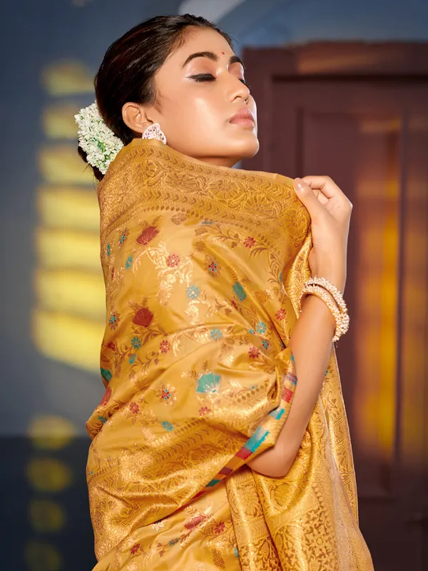 Mustard_Gold_Silk_Blend_Woven_Floral_Zari_Saree_For_Women