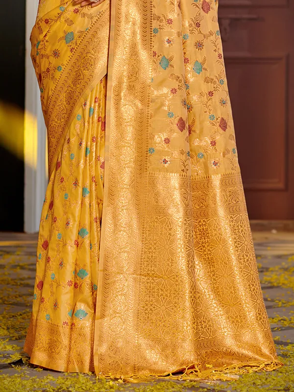 Mustard_Gold_Silk_Blend_Woven_Floral_Zari_Saree_For_Women