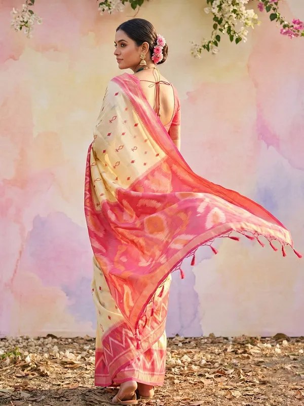 Ivory_Cream_Silk_Woven_Saree_Pink_Contrast_Border_Tassel_Pallu_For_Women