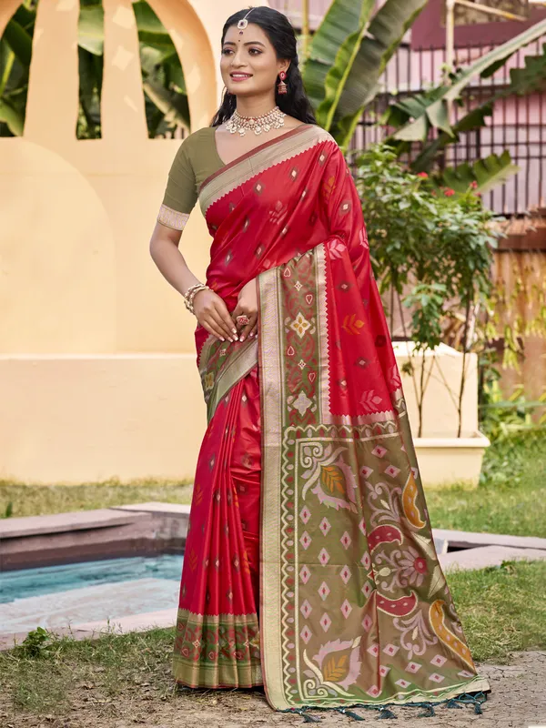 Red_Olive_Silk_Woven_Contrast_Border_Designer_Pallu_Saree_For_Women