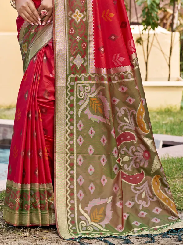 Red_Olive_Silk_Woven_Contrast_Border_Designer_Pallu_Saree_For_Women