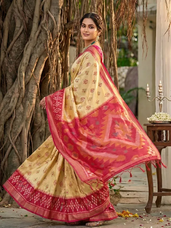 Beige_Cream_Silk_Woven_Pink_Contrast_Border_Pallu_Saree_For_Women