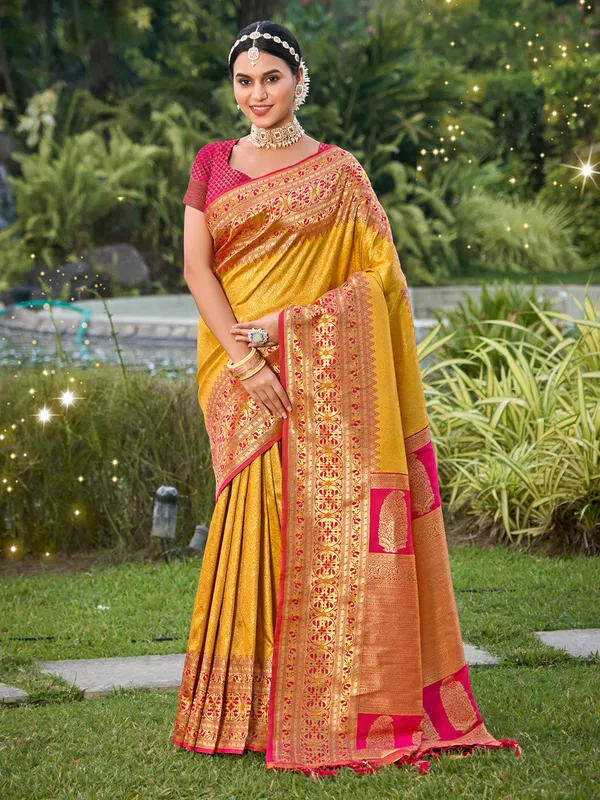 Golden_Mustard_Pink_Silk_Zari_Woven_Heavy_Pallu_Saree_For_Women