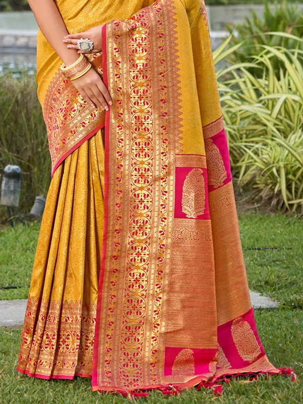 Golden_Mustard_Pink_Silk_Zari_Woven_Heavy_Pallu_Saree_For_Women