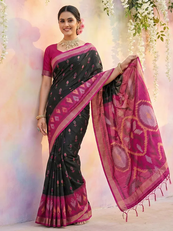 Black_Magenta_Silk_Woven_Contrast_Border_Tassel_Pallu_Saree_For_Women