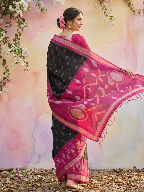 Black_Magenta_Silk_Woven_Contrast_Border_Tassel_Pallu_Saree_For_Women