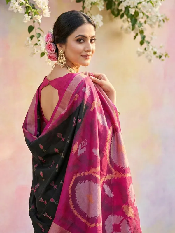 Black_Magenta_Silk_Woven_Contrast_Border_Tassel_Pallu_Saree_For_Women