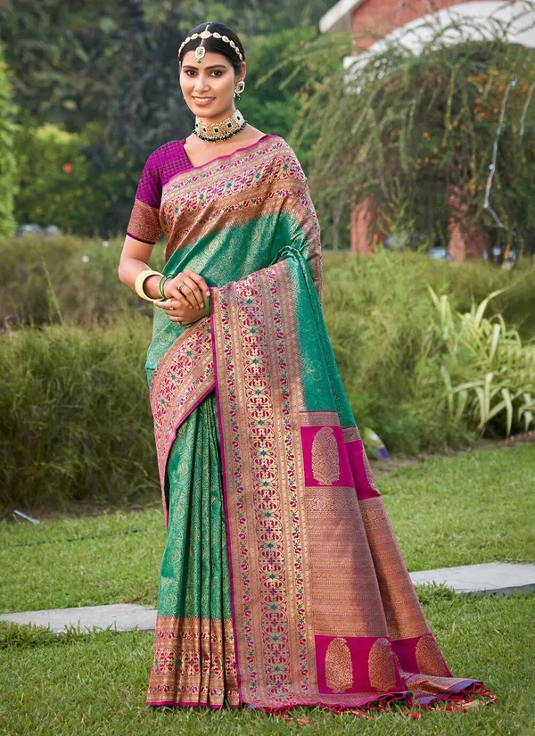 Emerald_Green_Pink_Contrast_Silk_Zari_Woven_Heavy_Pallu_Saree_For_Women